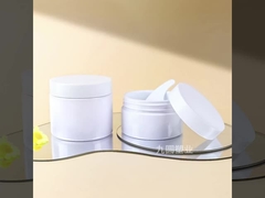 Szklana butelka z kapsułką antykoncepcyjną, szklana butelka z antykoncepcyjną butelką